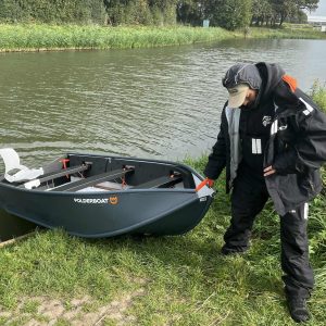 Vouwboot uit water trekken